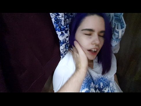 ❤️ Natagpuan ang aking kapatid na babae sa aparador at tinulungan ang kanyang cum ☑ Porno sa amin ❌